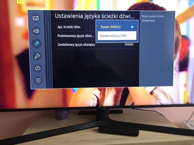 Jak włączyć głos w telewizorze Samsung i uniknąć problemów z dźwiękiem